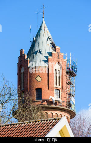 Ronneby, Suède - Février 26, 2016 : la haute altitude des réparations sur le toit de l'ancien château d'eau de la ville. Une personne est sur le v Banque D'Images