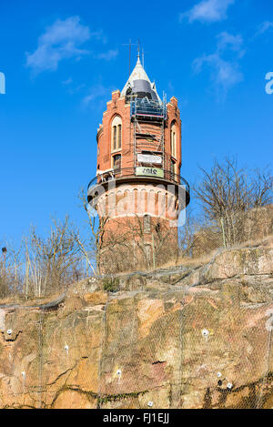 Ronneby, Suède - Février 26, 2016 : la haute altitude des réparations sur le toit de l'ancien château d'eau de la ville. Une personne est sur le v Banque D'Images