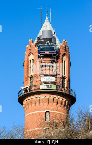 Ronneby, Suède - Février 26, 2016 : la haute altitude des réparations sur le toit de l'ancien château d'eau de la ville. Une personne est sur le v Banque D'Images