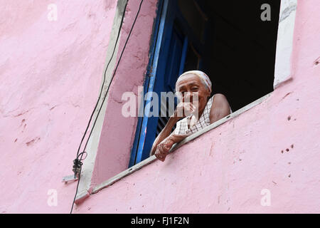 Vieille Femme à son balcon dans sa maison à Salvador de Bahia, Brésil Banque D'Images