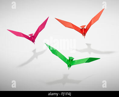 Groupe de trois oiseaux en Origami, il y a un chemin pour chaque oiseau. Banque D'Images