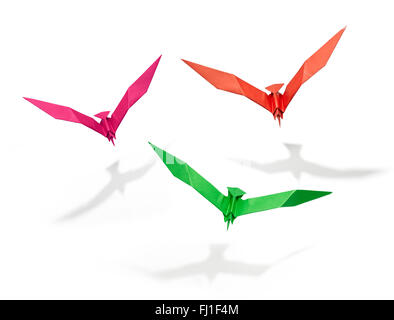 Groupe de trois oiseaux en Origami, il y a un chemin pour chaque oiseau. Banque D'Images