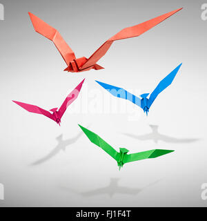 Groupe d'oiseaux en Origami, il y a un chemin pour chaque oiseau. Banque D'Images