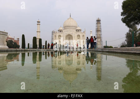 Taj Mahal tombeau avec reflet dans l'eau du blue ciel dramatique à Agra, Inde le 15 février 2016. Photo de Palash Khan Banque D'Images