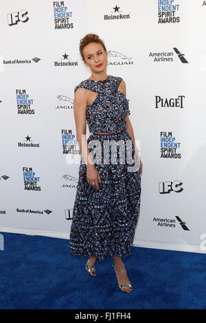 Santa Monica, Los Angeles, Californie, USA. Feb 27, 2016. Brie Larson actrice arrive à la 31e annual Film Independent Spirit Awards dans une tente sur la plage de Santa Monica à Santa Monica, Los Angeles, USA, le 27 février 2016. Photo : Hubert Boesl - PAS DE SERVICE DE FIL - Crédit photo : dpa alliance/Alamy Live News Banque D'Images