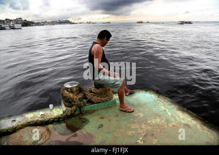 L'homme travaillant au port de Manaus, Amazonie, Brésil Banque D'Images