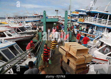 L'homme travaillant au port de Manaus, Amazonie, Brésil Banque D'Images