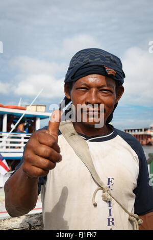 L'homme travaillant au port de Manaus, Brésil Banque D'Images