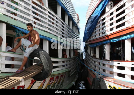 L'homme travaillant au port de Manaus, Amazonie, Brésil Banque D'Images