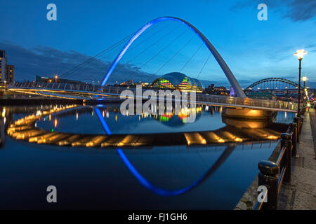 Une vue de la nuit de Gateshead Millennium Bridge reflétée dans la rivière Tyne avec le sage gateshead & le Tyne Bridge en arrière-plan Banque D'Images