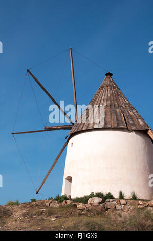 Wind powered moulin à eau dans le village espagnol de las Negras, dans le parc national de Cabo de Gata, Almeria, Espagne Banque D'Images