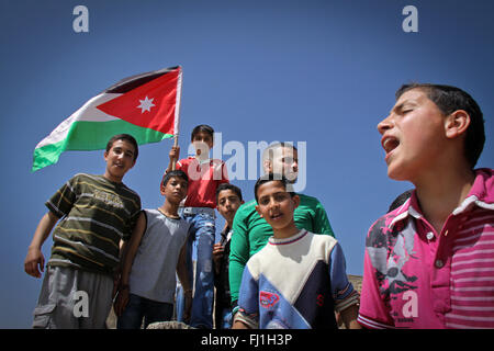 Enfants jordaniens montrent fièrement un drapeau national jordanien à Amman, Jordanie Banque D'Images