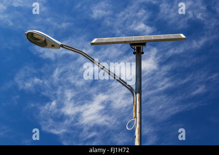 Solar powered street light avec ciel bleu et nuages Banque D'Images