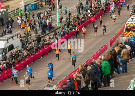 Terminer de Brighton Demi-marathon 28 février 2016, East Sussex, Angleterre. Banque D'Images