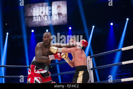 Halle, Allemagne. Feb 27, 2016. Marco Huck (R, Allemagne) et Ola Afolabi (Grande-Bretagne) lutte pendant la boxe cruiserweight au Championnats du monde de l'IBO à Halle, en Allemagne, le 27 février 2016. Marco Huck a gagné dans la 10e ronde. Photo : GUIDO KIRCHNER/dpa/Alamy Live News Banque D'Images