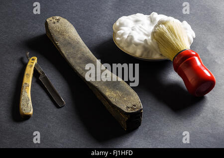 Ancien rasoir à cuir d'affûtage, brosse et mousse Banque D'Images