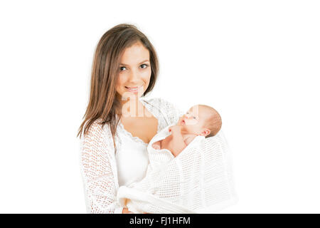 Heureuse mère avec bébé nouveau-né fille isolée Banque D'Images