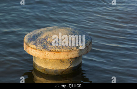 Borne d'amarrage sur l'eau Banque D'Images