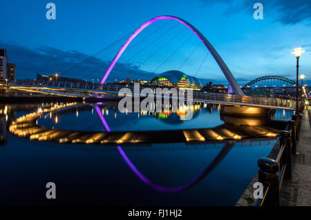 Une vue de la nuit de Gateshead Millennium Bridge reflétée dans la rivière Tyne avec le sage gateshead & le Tyne Bridge en arrière-plan Banque D'Images