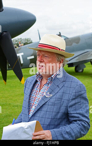 Le Sergent John est un journaliste de radio et de télévision britannique et diffuseur. Il a couvert le Spitfire à la télévision Banque D'Images