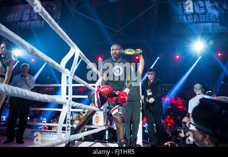 Halle, Allemagne. Feb 27, 2016. Ola Afolabi (Grande-Bretagne) geats dans l'anneau de l'avant du match de boxe cruiserweight contre Marco Huck (Allemagne) au Championnat du Monde de l'IBO à Halle, en Allemagne, le 27 février 2016. Marco Huck a gagné dans la 10e ronde. Photo : GUIDO KIRCHNER/dpa/Alamy Live News Banque D'Images