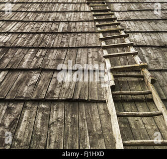 Ancien escalier en bois sur un toit en bois.utile comme arrière-plan Banque D'Images