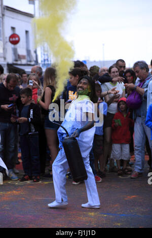 Festival des Arts de la rue. L'errance a dansé "Couleur du temps" par la compagnie Artonik de Marseille à Rochefort, France Banque D'Images