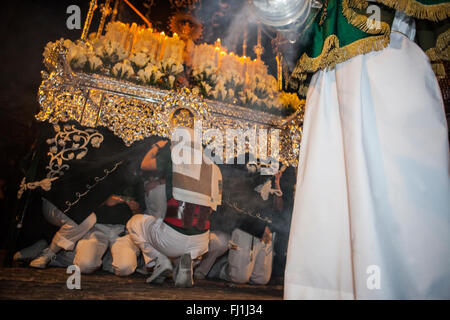 Allégement Costaleros durant la Semaine Sainte Procession, Espagne Banque D'Images