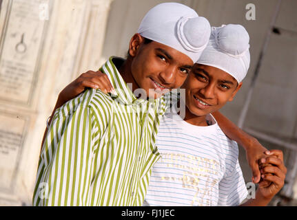 Deux jeunes hommes sikh à Amritsar, le temple d'Or , Inde Banque D'Images