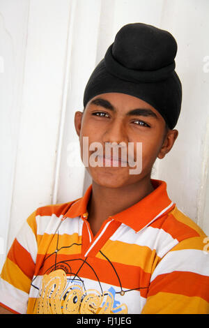 Jeune homme sikh avec turban dans Golden Temple, Amritsar, Inde Banque D'Images