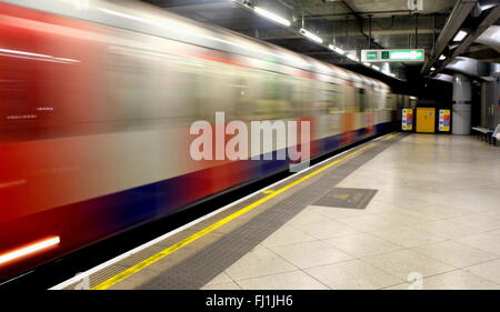 Train en arrivant à une station de métro, Londres, Royaume-Uni Banque D'Images