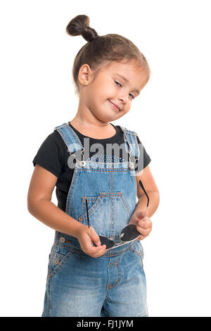 Mignon et élégant baby girl with sunglasses posing in studio.isolé Banque D'Images