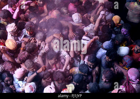 Dans la foule pendant la fête de Holi Banke Bihari , Vrindavan, Inde Banque D'Images