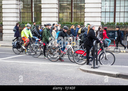 Les cyclistes en attente dans la boîte de vélo ou la ligne d'arrêt avancée (ASL) à un feu rouge, banque carrefour, London UK Banque D'Images