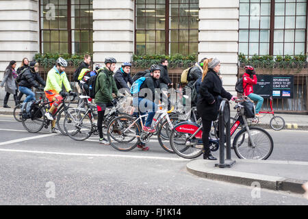 Les cyclistes en attente dans la boîte de vélo ou la ligne d'arrêt avancée (ASL) à un feu rouge, banque carrefour, London UK Banque D'Images