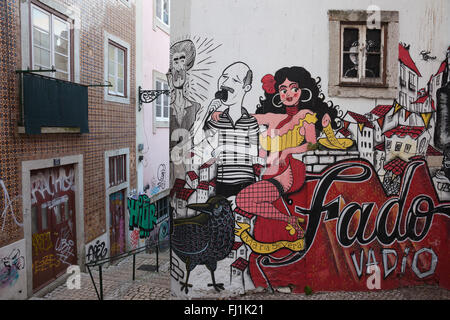 Le Portugal, ville de Lisbonne, le Fado Vadio, murales graffiti, musique traditionnelle, l'art de rue à thème Escadinhas de Sao Cristovao Banque D'Images