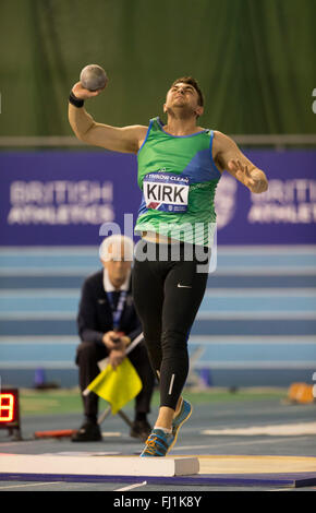 EIS Sheffield, Sheffield, Royaume-Uni. 28 Février, 2016. La piscine d'athlétisme de la deuxième journée. Tom Kirk (Sheffield) au cours de la Men's Lancer du poids final. Credit : Action Plus Sport/Alamy Live News Banque D'Images