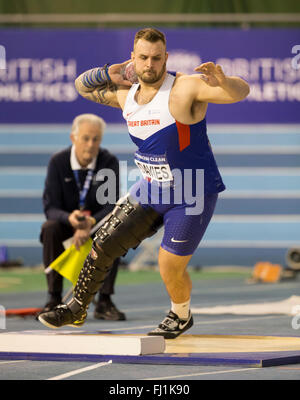 EIS Sheffield, Sheffield, Royaume-Uni. 28 Février, 2016. La piscine d'athlétisme de la deuxième journée. Aled Davies (Cardiff) au cours de la Men's Lancer du poids final. Credit : Action Plus Sport/Alamy Live News Banque D'Images