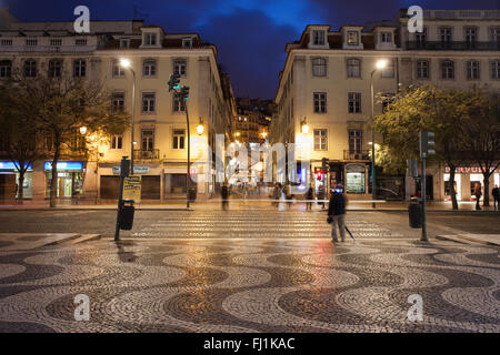 Portugal centre ville de Lisbonne la nuit, vue de la place Rossio, Praça Dom Pedro IV street, paysage urbain Banque D'Images