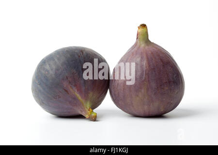 Tout frais figues violettes sur fond blanc Banque D'Images