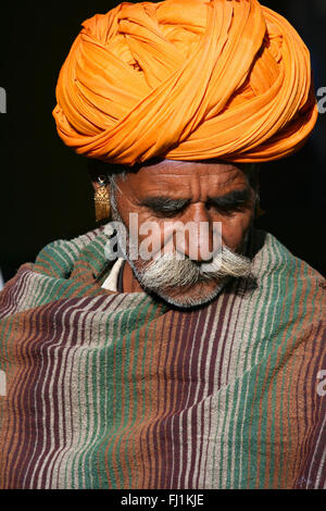 Rajasthani traditionnelle avec l'homme élégant - mode turban, moustache et earring - à Pushkar , Inde Banque D'Images