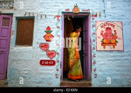 Femme de Fort Jaisalmer avec Ganesh peinture, Rajasthan, Inde Banque D'Images