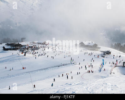 Sommaire des pentes de neige occupé avec les skieurs en haut de Le Grand Massif Express à Samoens morillon station de ski dans les Alpes françaises. Ile-de-France Banque D'Images