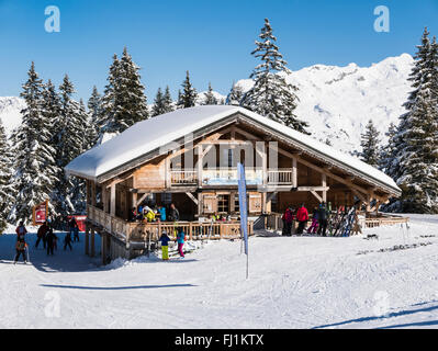 La luge une Teran alpin restaurant de montagne sur les pentes de neige dans le domaine skiable du Grand Massif des Alpes françaises. Samoens France Banque D'Images