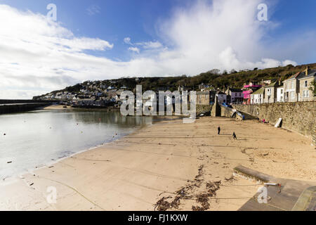 Le port et au port Mousehole, Cornwall, UK bénéficiant du soleil d'hiver en février 2016 Banque D'Images