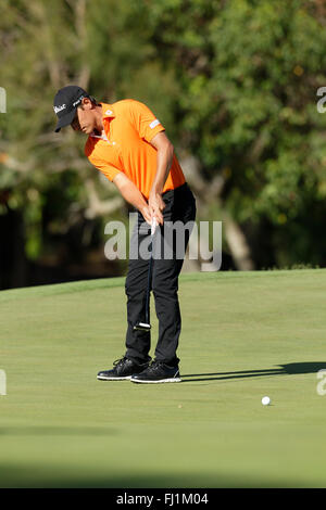 Perth, Australie. 28 Février, 2016. HANDA FSI Golf International de Perth. Jason Scrivener (AUS) putts sur le 18ème green durant sa phase finale. Credit : Action Plus Sport/Alamy Live News Banque D'Images