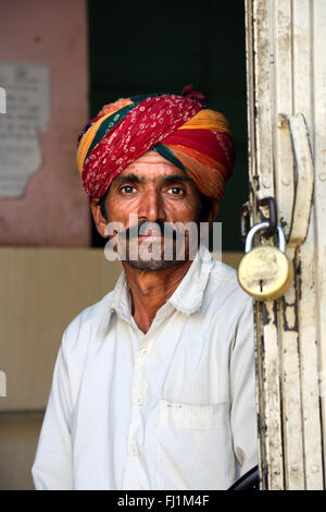 Portrait d'homme avec turban dans Jaisalmer , Rajasthan, Inde Banque D'Images