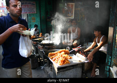L'alimentation de rue à Delhi, Inde Banque D'Images