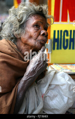 Femme mendiant dans une rue de Delhi , Inde Banque D'Images