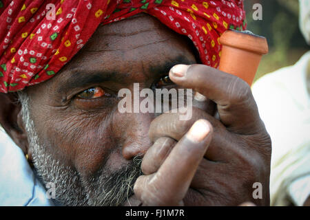 Homme fumeurs chillum pipe à Pushkar, Rajasthan, India Banque D'Images